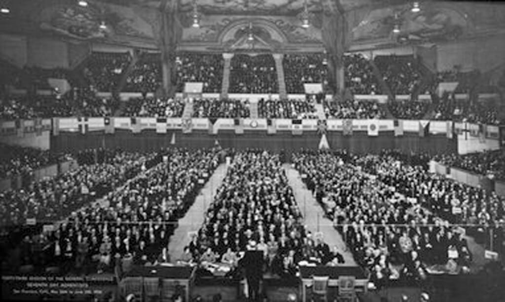 Edifícios da Igreja já não poderiam ter GC Sessions pelo início dos anos 1900. Acima, os delegados se encontram no Auditório Exposição em San Francisco, Califórnia, em 1936. (Foto: Cortesia GC Archives)