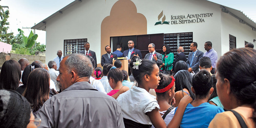 Esta igreja em Santo Domingo, República Dominicana, é uma das centenas de novos templos inaugurados ao longo dos últimos cinco anos. Crédito: União Dominicana