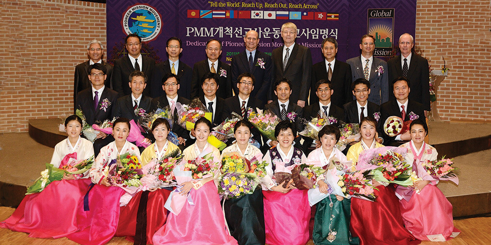 Dedicados e prontos: na Coreia do Sul, missionários do Movimento de Missão Pioneira são dedicados para o serviço. Crédito: NSD