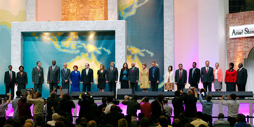 os-13-presidentes das divisoes no palco da assembleia