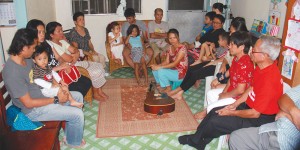 Cuidado: um grupo de apoio da região central das Filipinas enfatiza a abordagem familiar, que inclui aspectos voltados especialmente para as crianças. Crédito: Kiona Costello/SSD