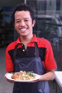 Um sorriso amigável: funcionário do restaurante vegetariano Manna, no Laos, dá as boas-vindas aos clientes. Crédito: Teresa Costello/SSD