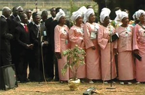 Grupo de líderes da igreja e esposas ouvem uma apresentação durante o retiro de liderança realizado na Babcock University, na Nigéria, em 2011. Crédito: WAD
