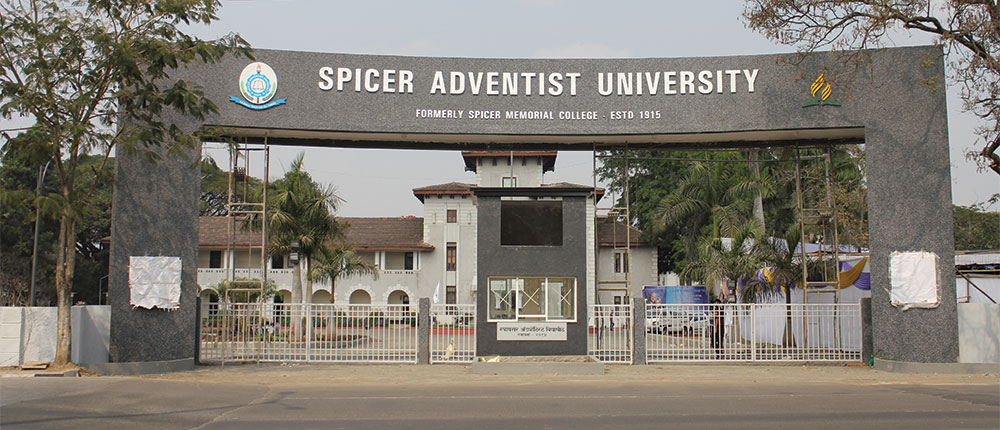 Celebrando seu centésimo aniversário, a Spicer Adventist University se tornou a primeira e única universidade da Divisão. Crédito: SAD
