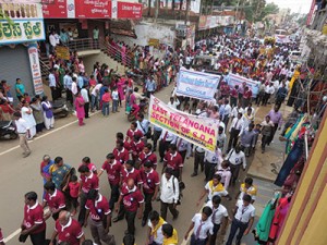 Membros da igreja marcham pela rua durante as celebrações do centenário da presença adventista em Andhra Pradesh. Crédito: SAD