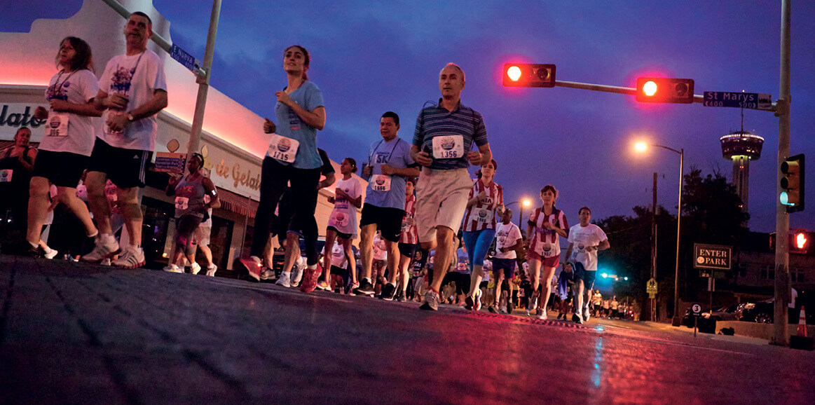 Corrida de 5 km organizada pela igreja no centro de San Antonio atraiu 2,5 mil participantes e foi precedida por uma feira de saúde comunitária. Créditos da imagem: David B. Sherwin