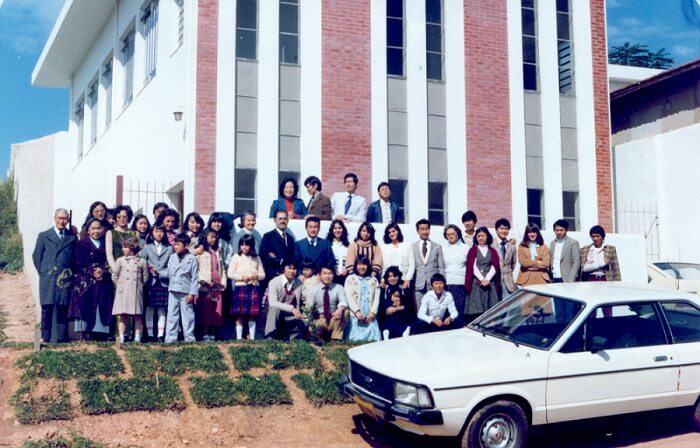 Membros da Igreja Adventista Japonesa do Capão Redondo posam para foto no templo recém-inaugurado. Foto: Arquivo Kiwao Mori
