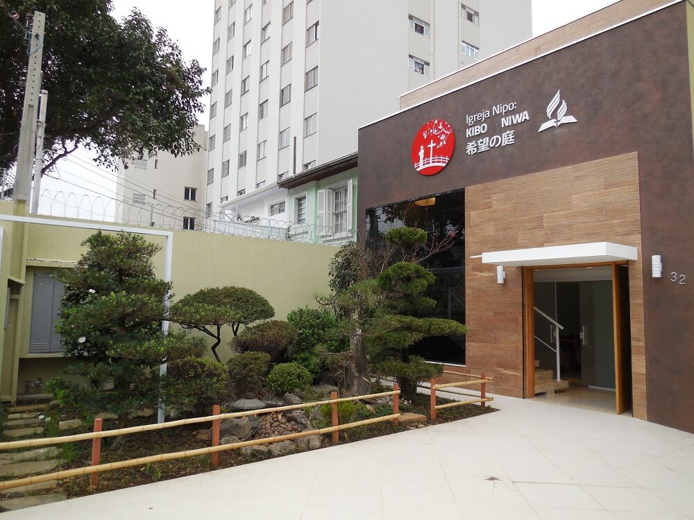 Novo templo conta com um jardim japonês e um bonsai, típica planta japonesa, que recebe cuidados especiais. Tudo isso, a fim de transformar a igreja numa extensão da terra natal dos visitantes. Foto: Kibo No Niwa