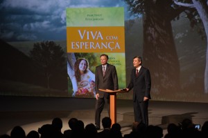 Livro missionário para 2015 é lançado oficialmente e deve chegar às mãos de 16 milhões de brasileiros.  Crédito: Wilson Azevedo