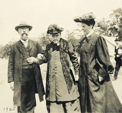 Depois de mais de quarenta anos, uma nova foto de Ellen White foi descoberta. A foto foi tirada em 1905.