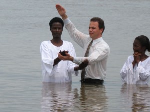 Pastor Dioi Cruz realiza batismo no rio Níger. Foto: acervo pessoal/Dioi Cruz