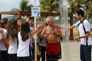 Estudantes simularam ducha com fios de silicone. Sem saber que se tratava de um flash mob, pedestres que se sentiam incomodados com o "desperdício" de "água" e tentavam desligar o registro eram surpreendidos com os elogios dos estudantes.