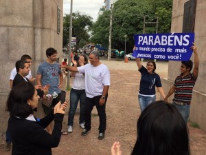 jovens-fazem-teste-de-honestidade