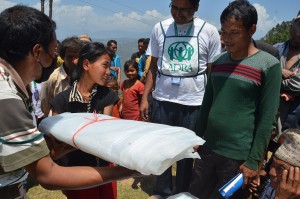 ADRA distribui tendas para moradores desabrigados por terremotos no Nepal. Foto: reprodução ASN