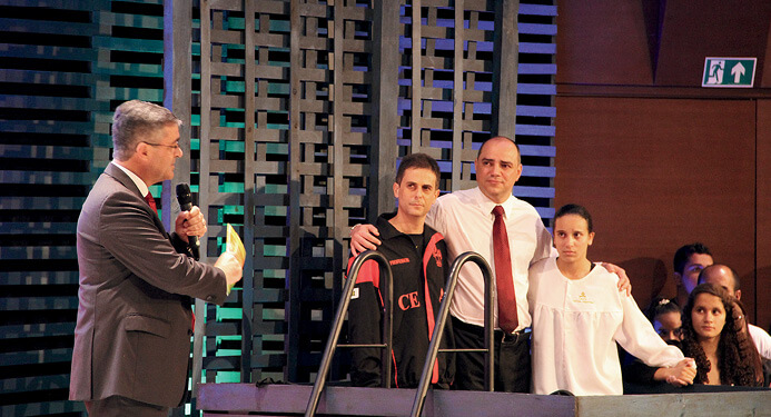 Batismo de aluna por influência de colega de sala e de professor reforçou uma das ênfases do congresso: o discipulado na escola. Foto: Liane Prestes