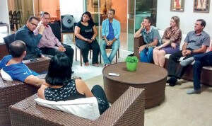 Pequeno grupo em Porto Velho: em algumas regiões, as reuniões em casa atraem mais visitantes do que os cultos na igreja. Foto: Leonardo Torres