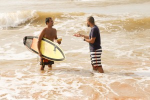 Surfistas-recebem-kit-com-livro-missionario-agua-mineral-e-barra-de-cereais-2