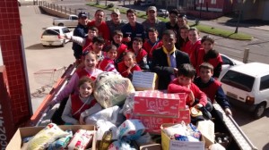 Desbravadores ajudam a arrecadar alimentos para vitimas de enchentes