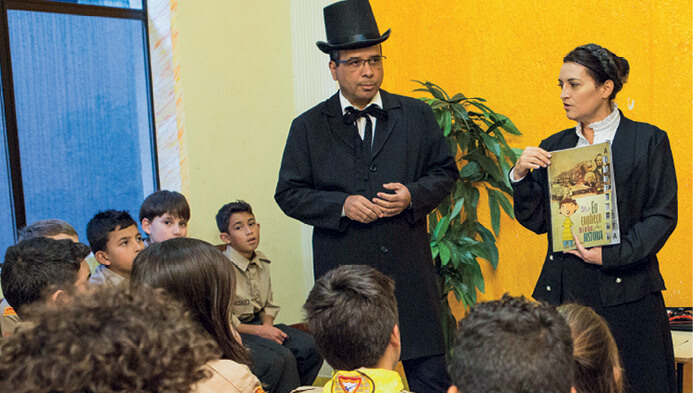 Pastor José Santos e a esposa, Solange, apresentam a apostila do projeto para uma classe de desbravadores na Igreja do Tingui, em Curitiba (PR). Foto: arquivo USB