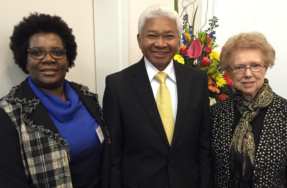 Annette Mwansa Nkowane, à esquerda, uma das participantes da reunião realizada em Bloemfontein, África do Sul, que deu início à parceria entre a OMS e a Igreja Adventista. Projeto terá duração de cinco anos e conta com uma verba de um milhão de dólares. Ao centro, Paul Ratsara, presidente da Divisão Sul-Africana Oceano Índico, e Patrícia Jones (à direita), diretora associada de Enfermagem do departamento Saúde da sede mundial adventista. Créditos da imagem: Joanne Ratsara