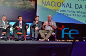 O banqueiro adventista Denzil McNeilus (à esquerda), membro da Adventist-laymen's Services & Industries (ASI), a federação norte-americana dos empreendedores adventistas, foi um dos convidados do encontro neste ano. Foto: Márcio Tonetti]