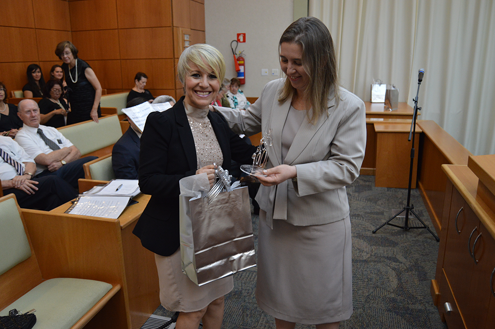 Damaris-Moura-Kuo-recebe-o-Prêmio-Valores-Familiares