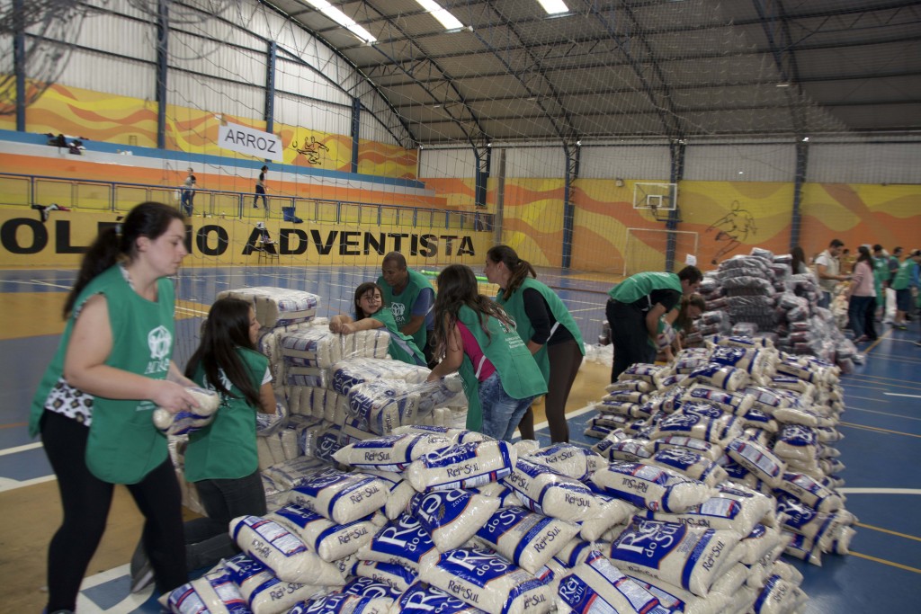 Voluntarios preparam mil cestas basicas para tender vítimas das chuvas