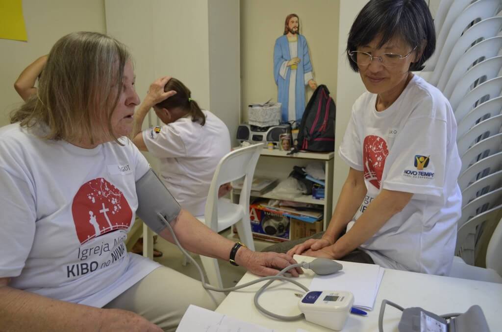 Expo Saúde tem sido uma das ferramentas utilizadas pela comunidade adventista japonesa Kibo No Niwa para atrair interessados. Cartazes e tradução dos cultos em japonês também têm chamado a atenção da comunidade. Fotos: Kibo no Niwa