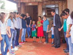 Após doar cesta básica, alunos oraram pela família da diarista Lourdes dos Santos.