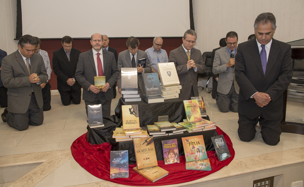 Livros e devocionais são dedicados a Deus durante programa de lançamento na Casa Publicadora Brasileira. Foto: Daniel Oliveira