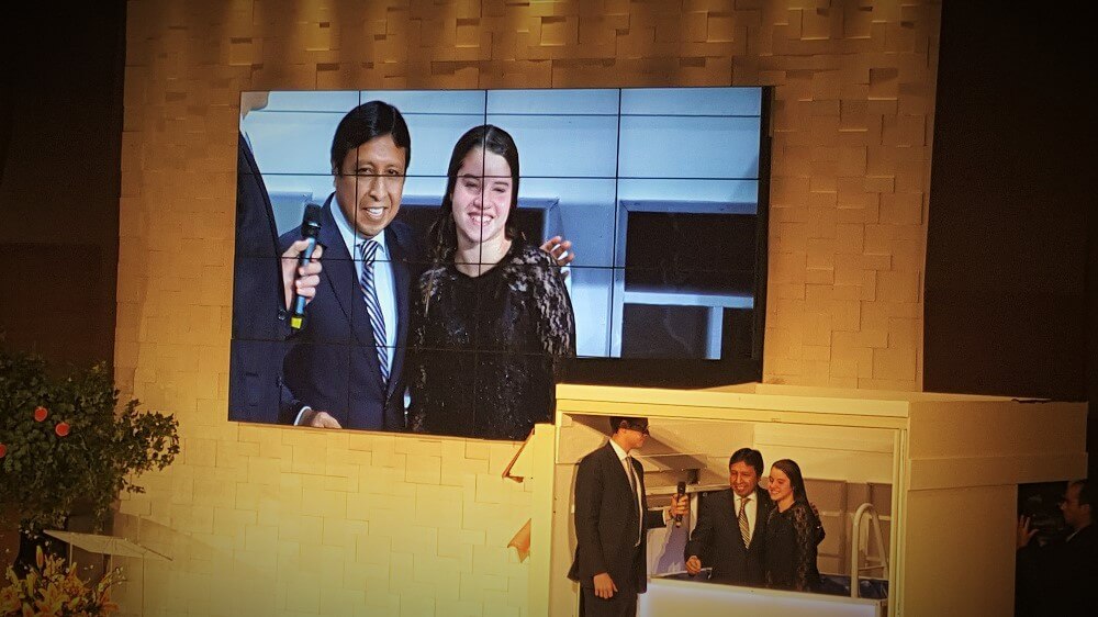 Pastor Edison Choque batiza descendente de Reinhardt Hetze, o primeiro adventista sul-americano. Foto: Márcio Tonetti