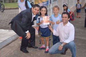 Acompanhados de pais e professores, alunos do Colégio Adventista de Tatuí também aproveitaram para entregar aos pais folhetos sobre como combater o mosquito transmissor do zika. Foto: acervo da escola