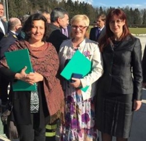Maja AHAC, diretor da ADRA Eslovénia país, centro, com o ministro da Defesa esloveno Andreja Katic, direita e Tereza Novak, diretor-executivo do esloveno Philanthropy.