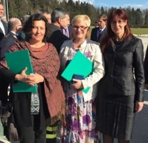 Maja AHAC, diretor da ADRA Eslovénia país, centro, com o ministro da Defesa esloveno Andreja Katic, direita e Tereza Novak, diretor-executivo do esloveno Philanthropy. 