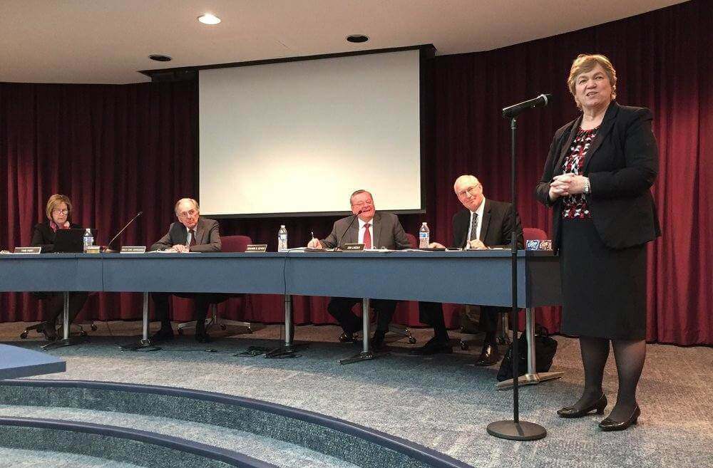 Andrea Luxton falar com a administração da Universidade Andrews de curadores logo depois que a elegeu como o próximo presidente da universidade no dia 29 de fevereiro (Lisa Beardsley-Hardy)