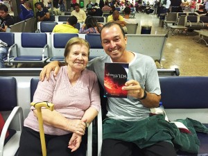 Dona Emília dos Reis, mãe de Eber, posa para foto ao lado de passageiro que pediu a Deus um livro para ler durante a viagem. Foto: arquivo pessoal Eber dos Reis