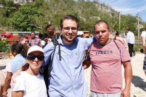 O jornalista Lisandro Staut com um casal que aceitou participar da série de evangelismo público em Cuba. Créditos da imagem: arquivo pessoal