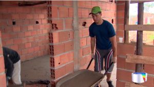 Voluntários-se-unem-para-construir-casas