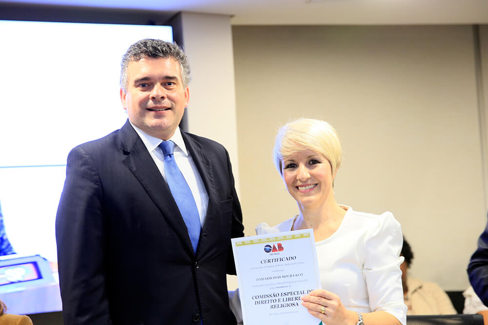 Cerimônia de Posse da Comissão de Direito e Liberdade Religiosa da OAB SP, na sede da entidade. Na foto: (ao lado, da esq. para a dir.) Fábio Romeu Canton Filho entrega certificado a Damaris Dias Moura Kuo, presidente empossada. Data: Data: 02/06/2016 Local: São Paulo/SP Foto: Carla Bispo/OABSP