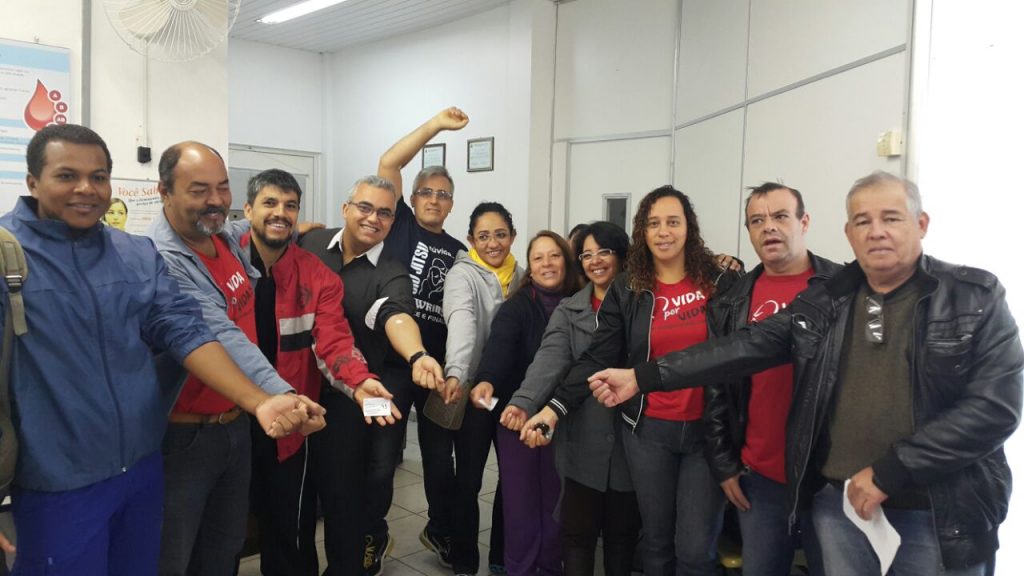 Voluntários de Taubaté enfrentam o frio e doam sangue em dia comemorativo 2