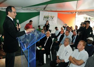 Pastor Paulo Martini, diretor do campus Engenheiro Coelho, discursa durante o 