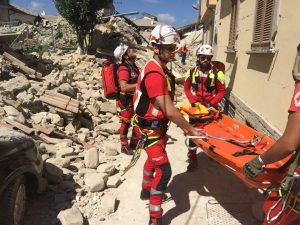 Socorristas tentam resgatar sobreviventes do terremoto na Itália. Créditos da imagem: Divulgação Croce Rossa Italiana