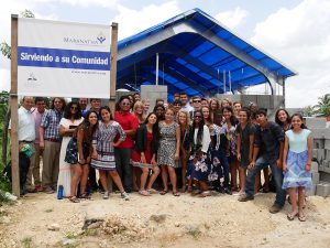 grupo de 150 jovens voluntários esteve na República Dominicana, ensinando, construindo e curando.