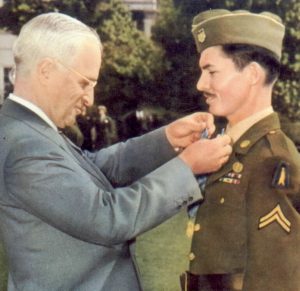 Desmond Doss recebeu a Medalha de Honra do Congresso, a mais alta condecoração militar dos Estados Unidos. Créditos da imagem: domínio público