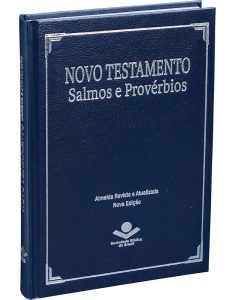 Revisão completa da tradução de João Ferreira de Almeida está prevista para ser concluída em 2018. No entanto, um volume contendo O Novo Testamento, Salmos e Provérbios já está disponível. Versão traz recursos como notas e referências cruzadas. Créditos da imagem: Divulgação SBB