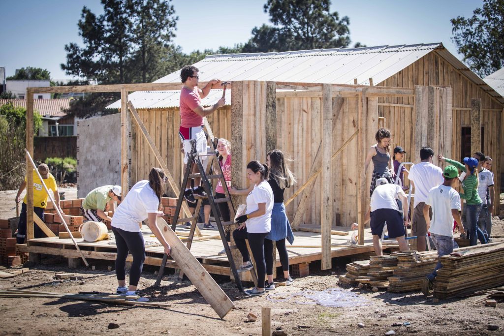 Voluntários constroem casa para família que perdeu tudo em incêndio - foto 1