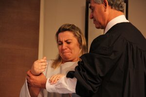 Emocionada, a advogada Mirian Késia é batizada pelo pastor José Carlos de Lima, diretor-geral da CPB. Foto: 