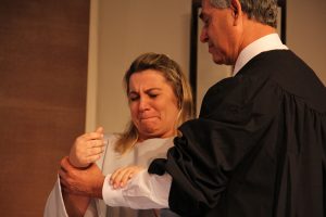 Emocionada, a advogada Mirian Késia é batizada pelo pastor José Carlos de Lima, diretor-geral da CPB. Foto: