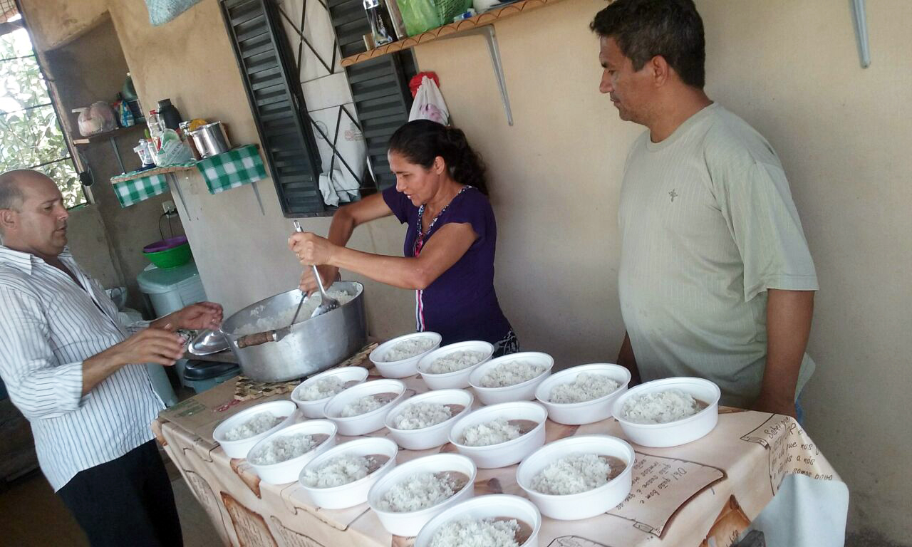 Mesmo desempregada, família mantém projeto de distribuição de marmitas para moradores de rua