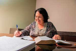 Josiéli trabalha atualmente na segunda cópia manuscrita da Bíblia. Foto: William de Moraes